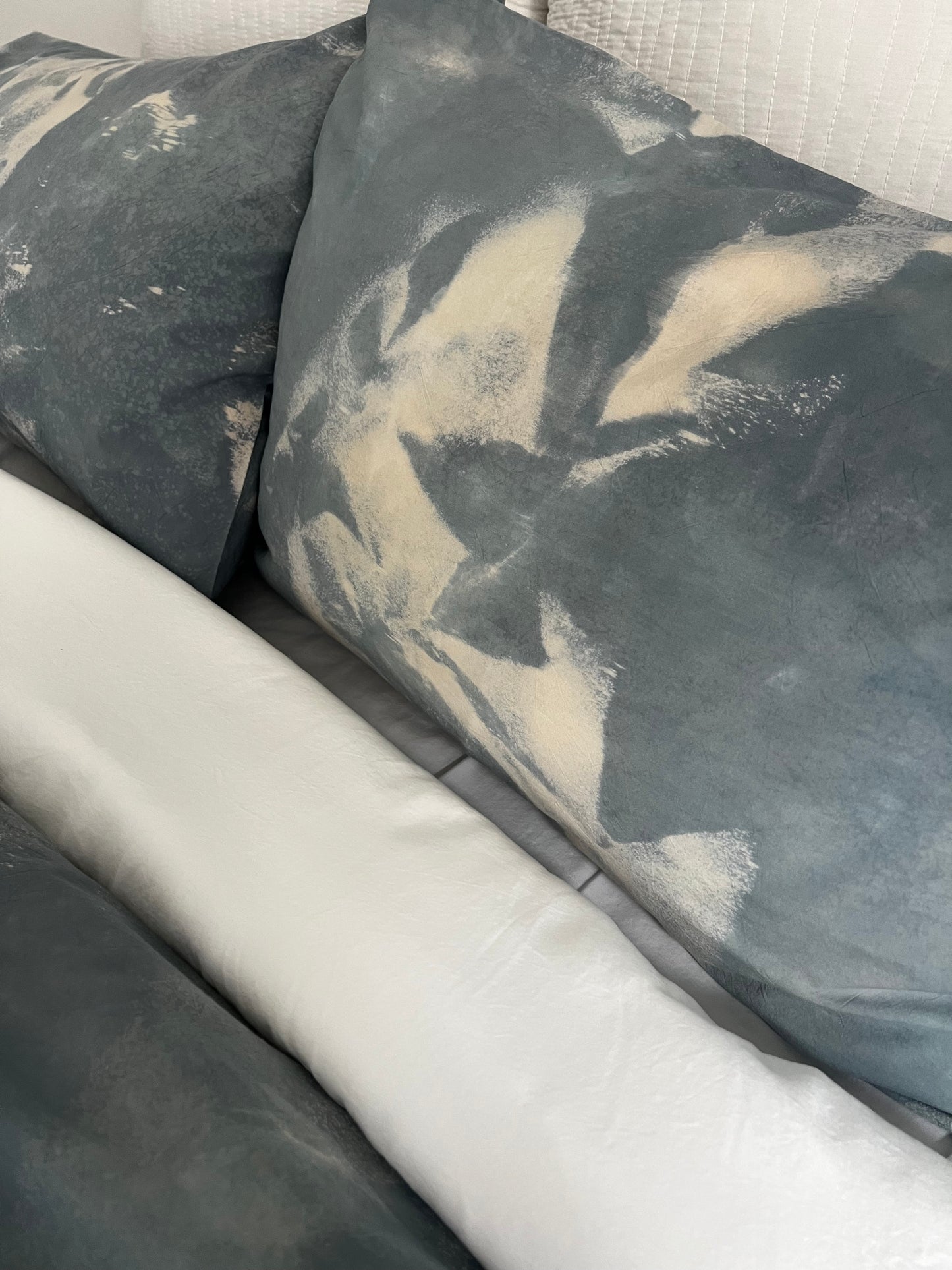 Hand-Dyed Blue Static Duvet Set: Blue and Ivory Cotton Bedding