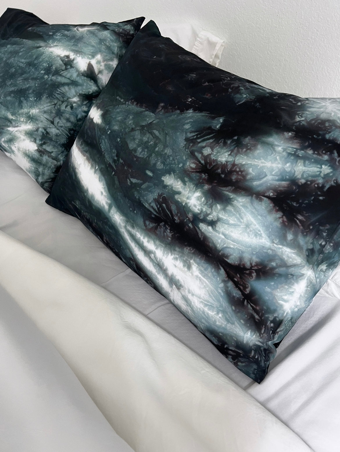 Hand-dyed Drowned Wildwood Reverie Duvet Set: Black Green and White Bedding