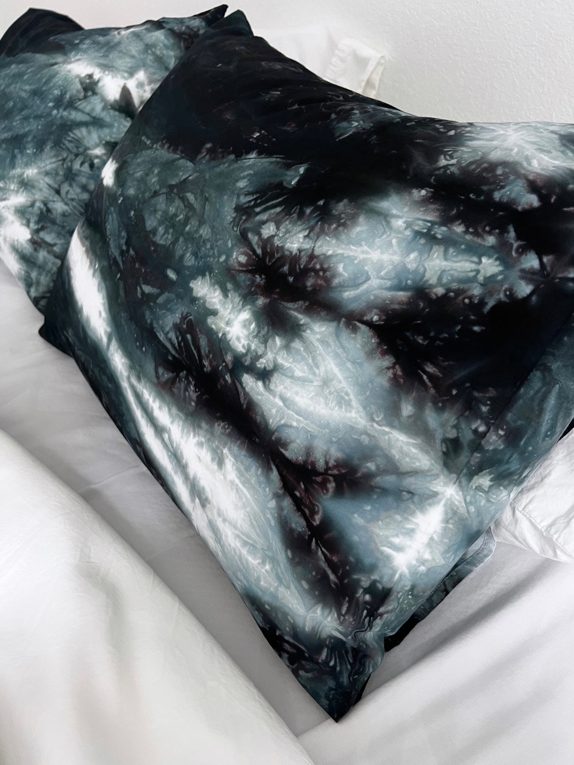 Hand-dyed Drowned Wildwood Reverie Duvet Set: Black Green and White Bedding
